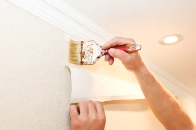 Pose de papier peint à Loubigné — revêtements muraux et toiles de verre